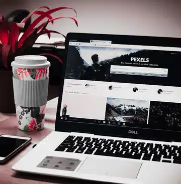 Cadre apaisant pour la création de site internet. Ordinateur portable, tasse, plante, le développement serein.