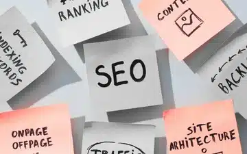 Collection de post-it rappelant les points clés de l'optimisation pour le référencement naturel